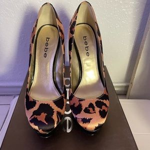 Leopard print heels/pumps